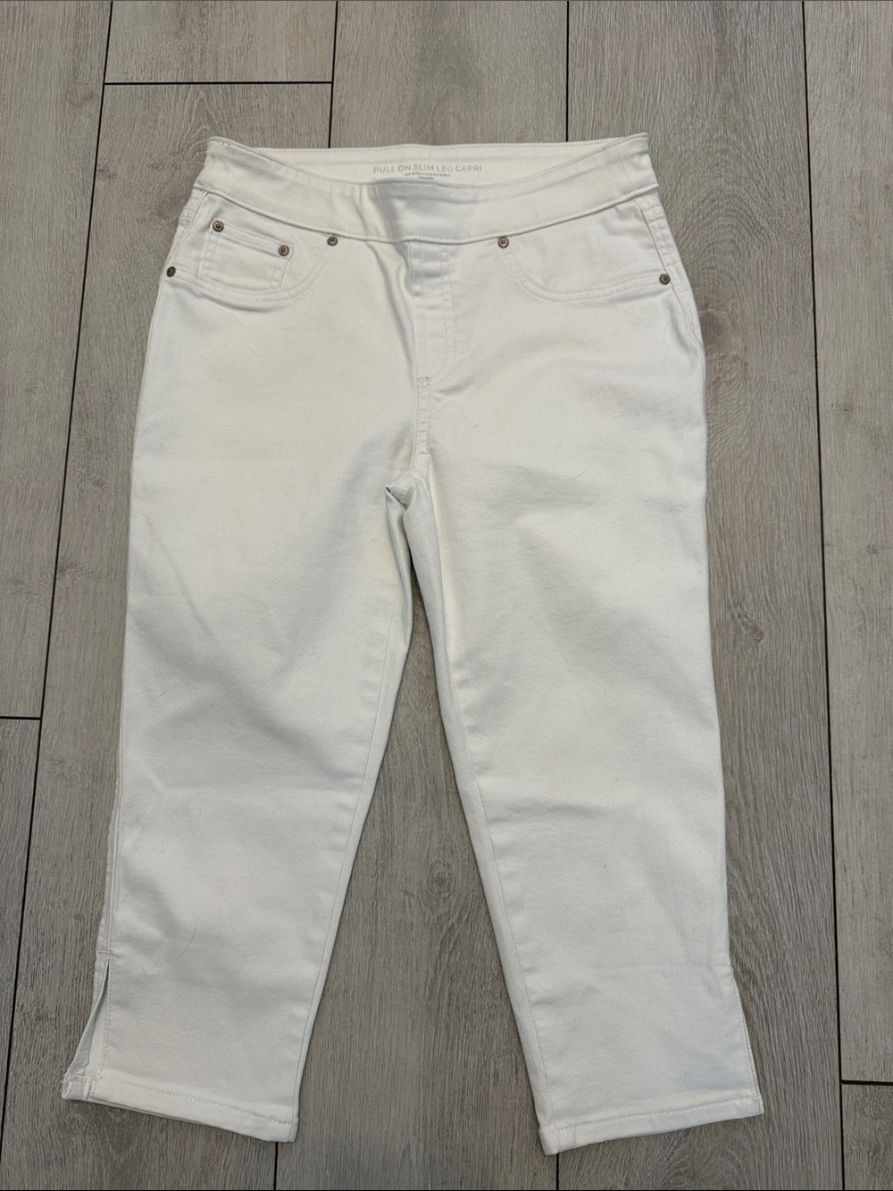 Chico's White Pull-On Cropped Ankle Jeans